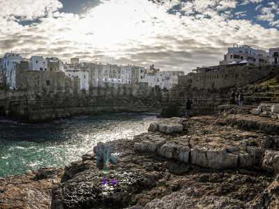 Il tragitto della Rotta dei due mari parte da Polignano a Mare. Secondo alcuni storici infatti la cittadina potrebbe essere stata fondata proprio come colonia greca con il nome di Neopolis